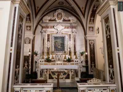 Di queste, la pi� ricca e composita a destra � quella che custodisce l�edicola dedicata proprio alla Madonna del Carmelo...